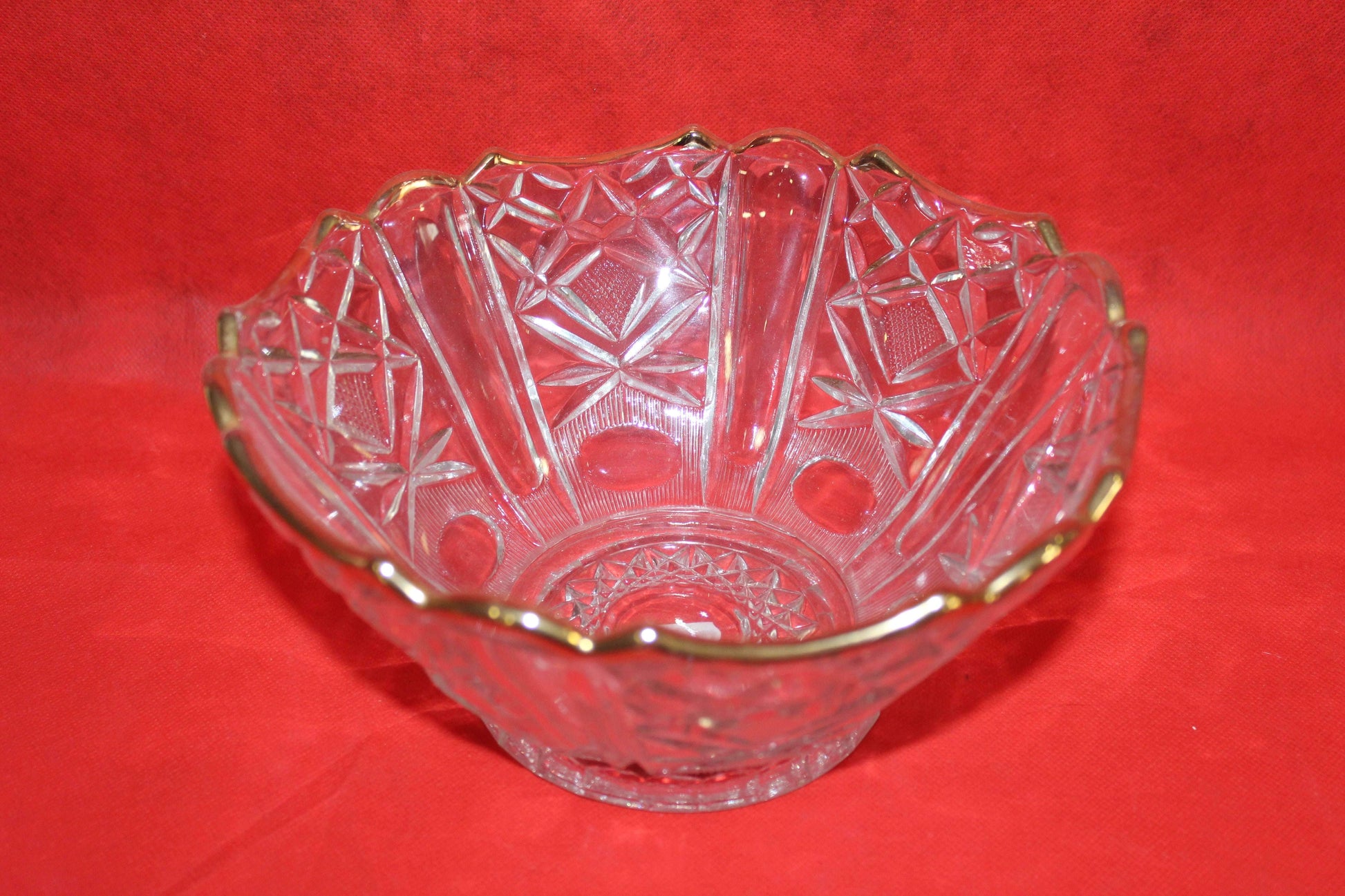 Centro de mesa de cristal elegante de alta calidad con bordes dorados y diseño tallado, ideal para decoración sofisticada en el hogar.