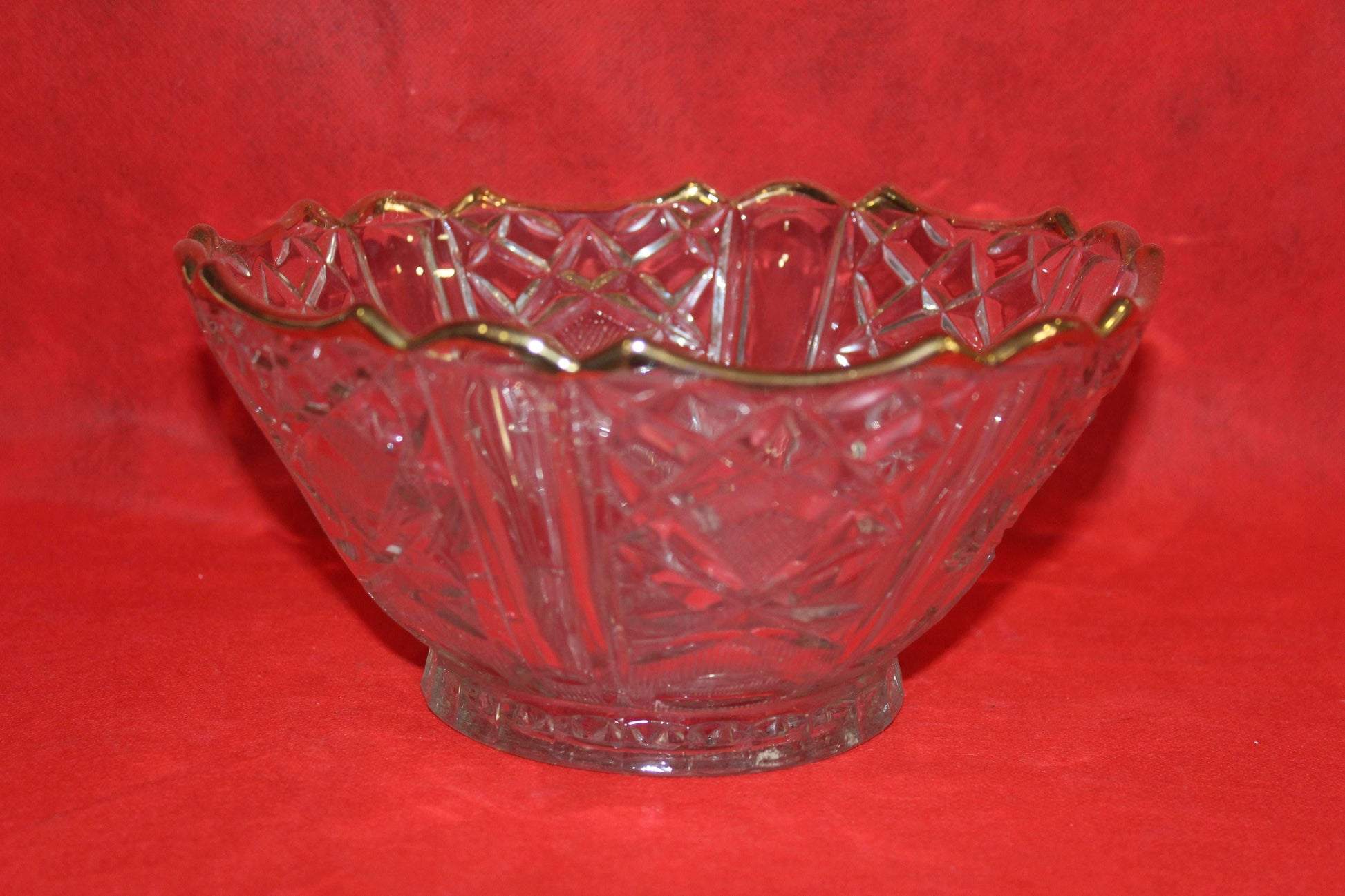Centro de mesa de cristal elegante de alta calidad con borde dorado y diseño tallado, ideal para decoración de interiores sofisticada.