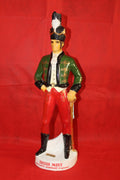 Figura de porcelana de Iris Mist con diseño de soldado de caballería, pintada a mano en colores vivos, ideal para decoración o colección.