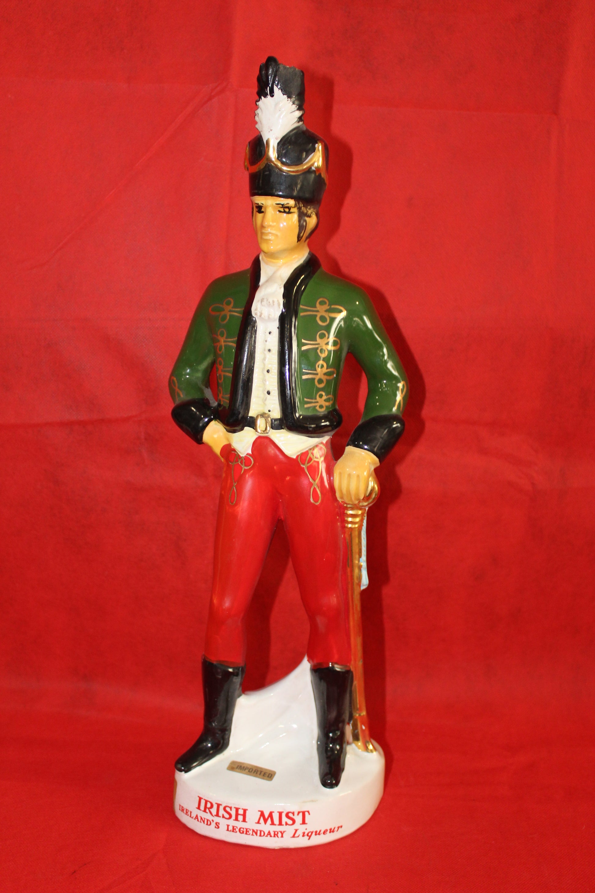 Figura de porcelana de Iris Mist con diseño de soldado de caballería, pintada a mano en colores vivos, ideal para decoración o colección.