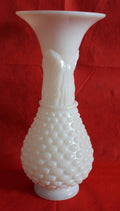 Jarrón de opalina blanco, delicado y elegante, con textura de burbujas y cuello liso, ideal para decoración de interiores sofisticados.