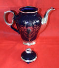 Jarra de porcelana del Juego de Café Azul Cobalto con Hilo de Plata, diseño floral clásico y detalles metálicos elegantes para decoración de mesa.