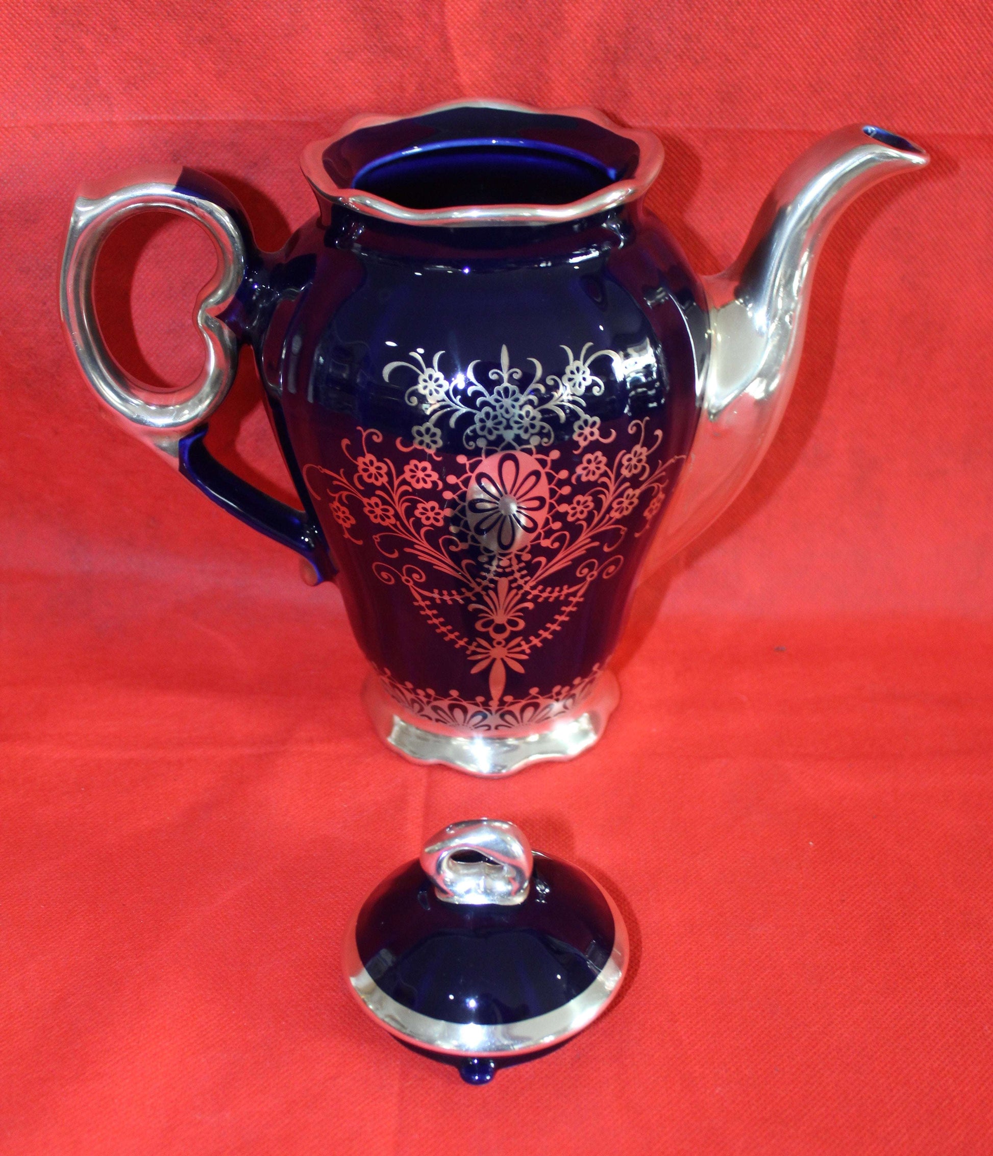 Jarra de porcelana del Juego de Café Azul Cobalto con Hilo de Plata, diseño floral clásico y detalles metálicos elegantes para decoración de mesa.