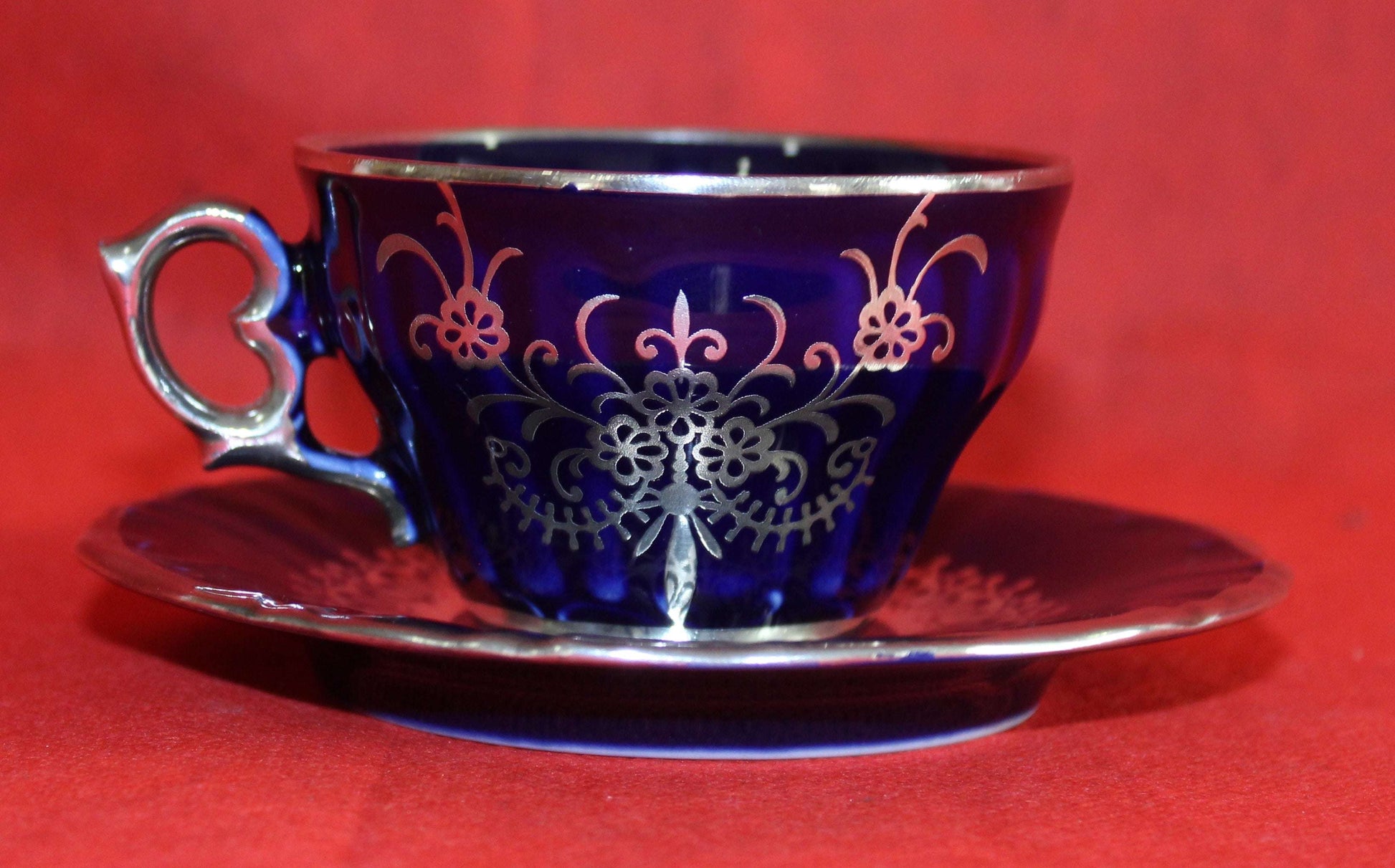 Taza de porcelana azul cobalto con detalles en hilo de plata, parte del Juego de Café Azul Cobalto con Hilo de Plata - Elegancia Clásica. Ideal para decoración elegante en Home & Garden > Decor.