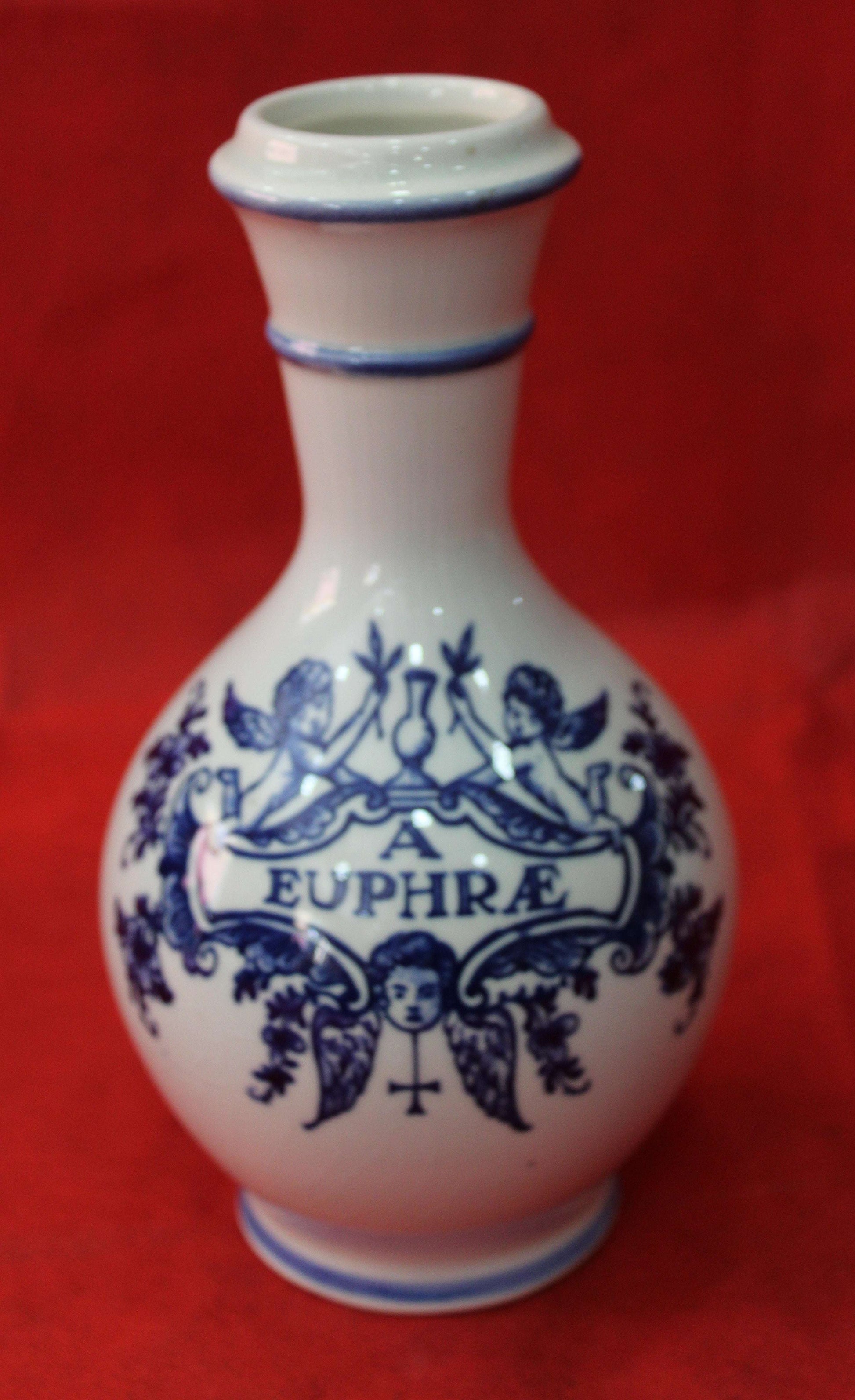 Tarro albaredo de farmacia en porcelana blanca con decoración azul y texto 'A EUPHRAE', diseño clásico ideal para decoración vintage en el hogar.