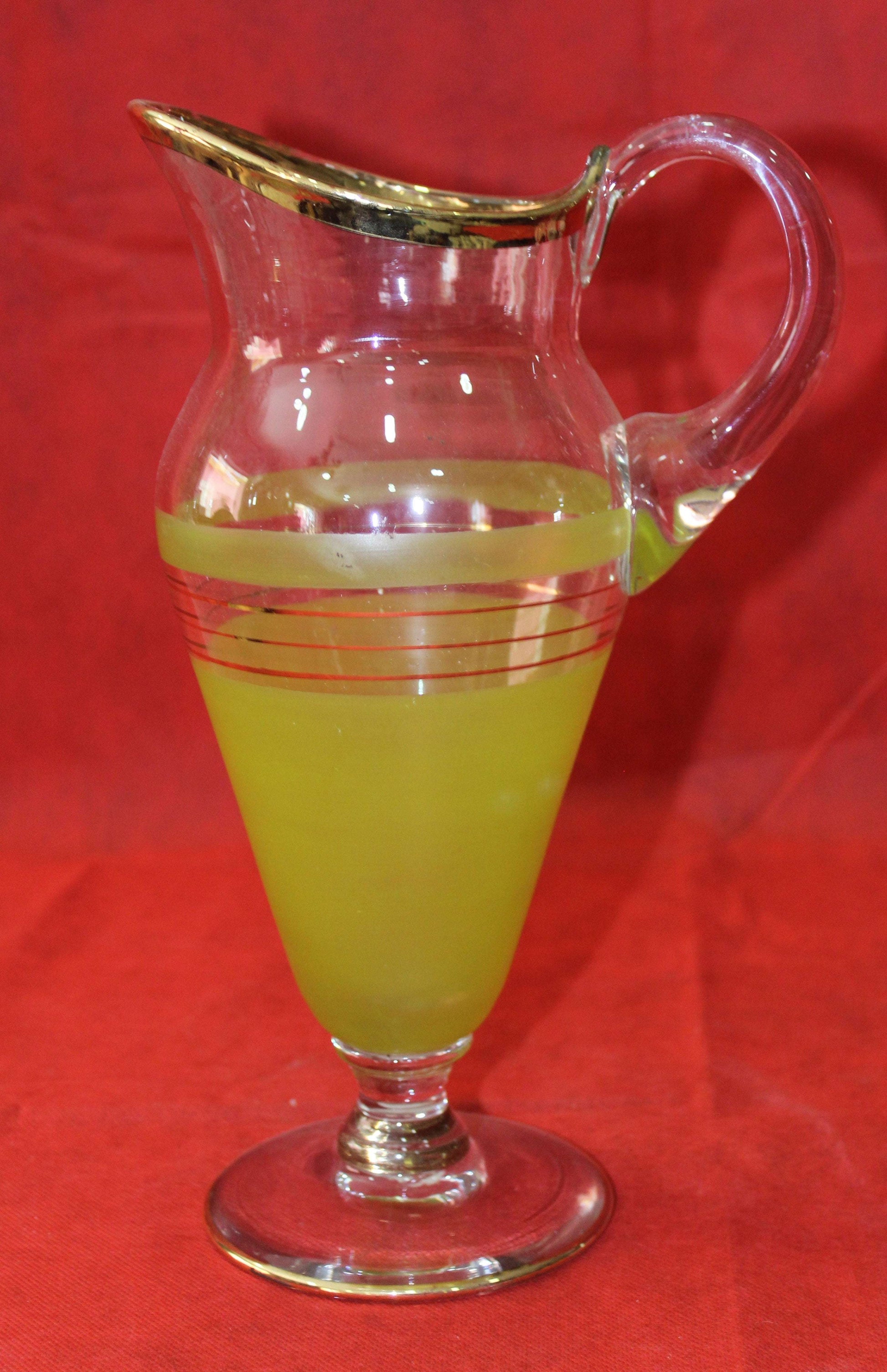 Jarra antigua de cristal amarillo decorada con líneas doradas y borde superior dorado. Ideal para decoración vintage de alta calidad.