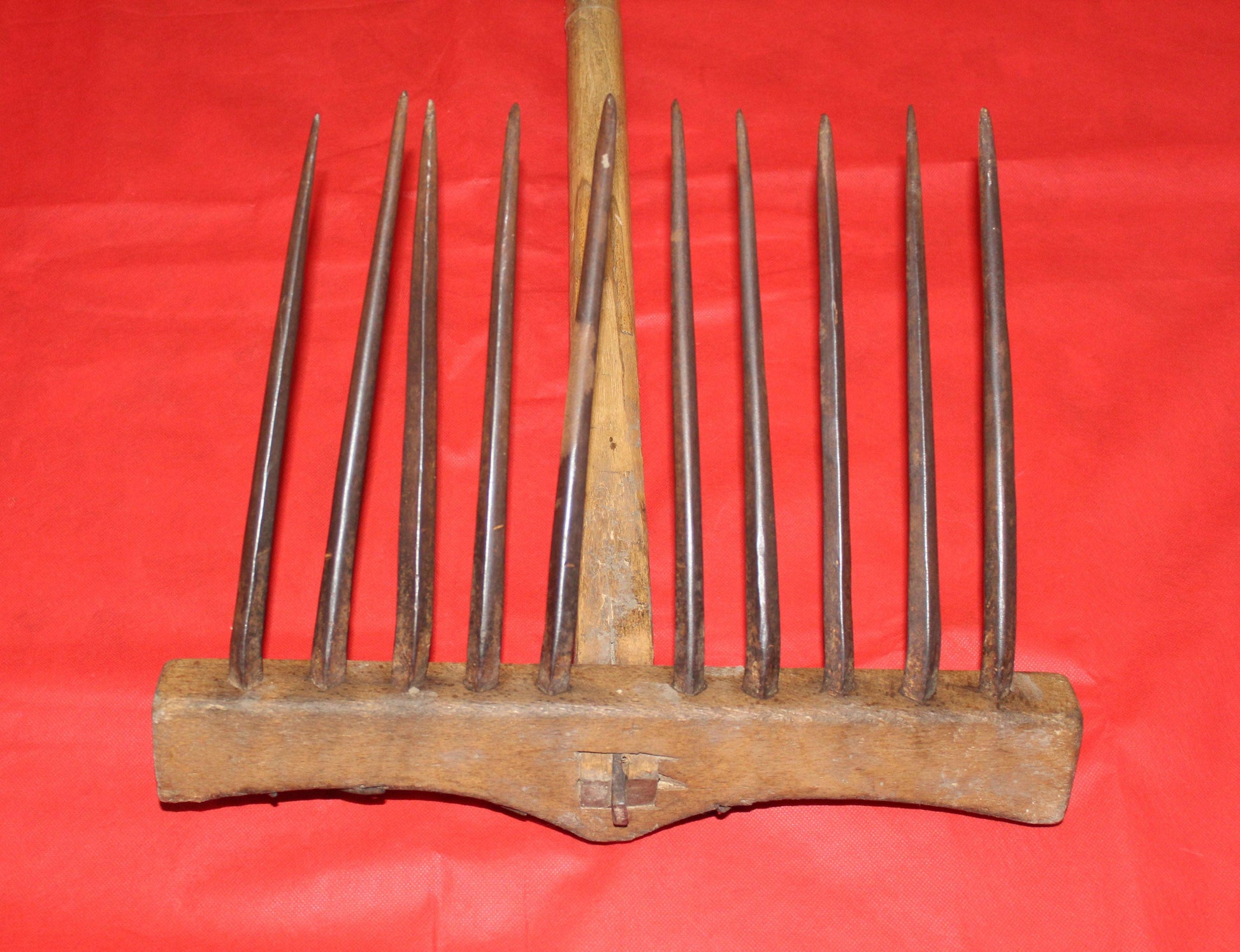 Rastrillo antiguo para campo, excelente calidad - vintage con mango de madera y púas de hierro, ideal para decoración rústica de jardín o interior.