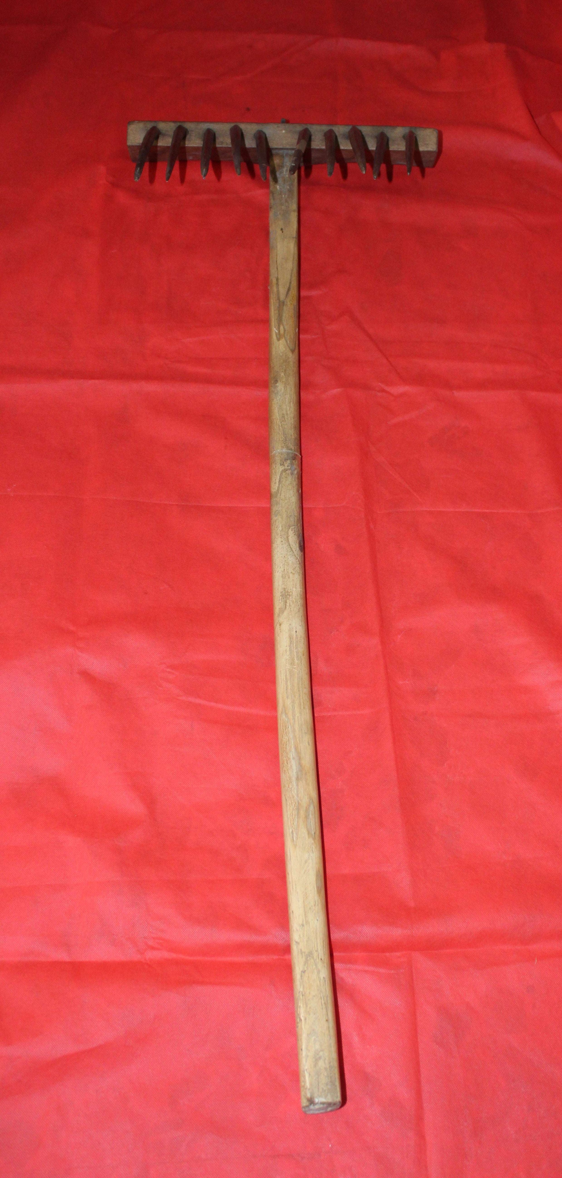 Rastrillo antiguo para campo, excelente calidad - vintage, hecho de madera y hierro, ideal como decoración rústica para jardín o interiores.