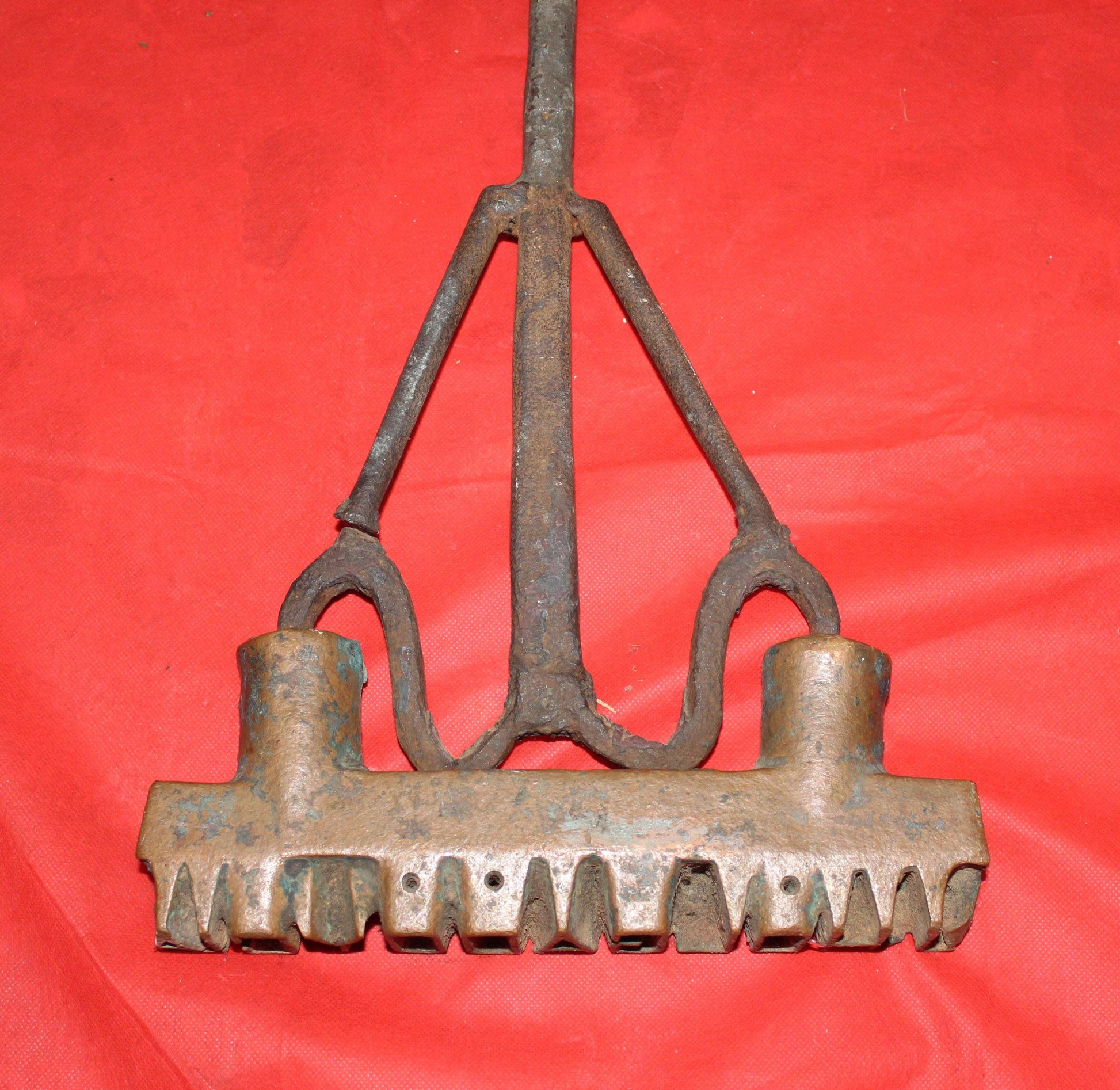 Hierro de marca J.Holgado y Cia para botas de vino, pieza antigua de forja artesanal con doble cabezal dentado. Ideal para decoración vintage.