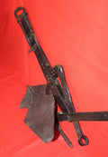 Antiguo arado de vertedera de tracción animal en hierro forjado, ideal para decoración rústica en hogar o jardín. Pieza histórica de excelentes calidades.