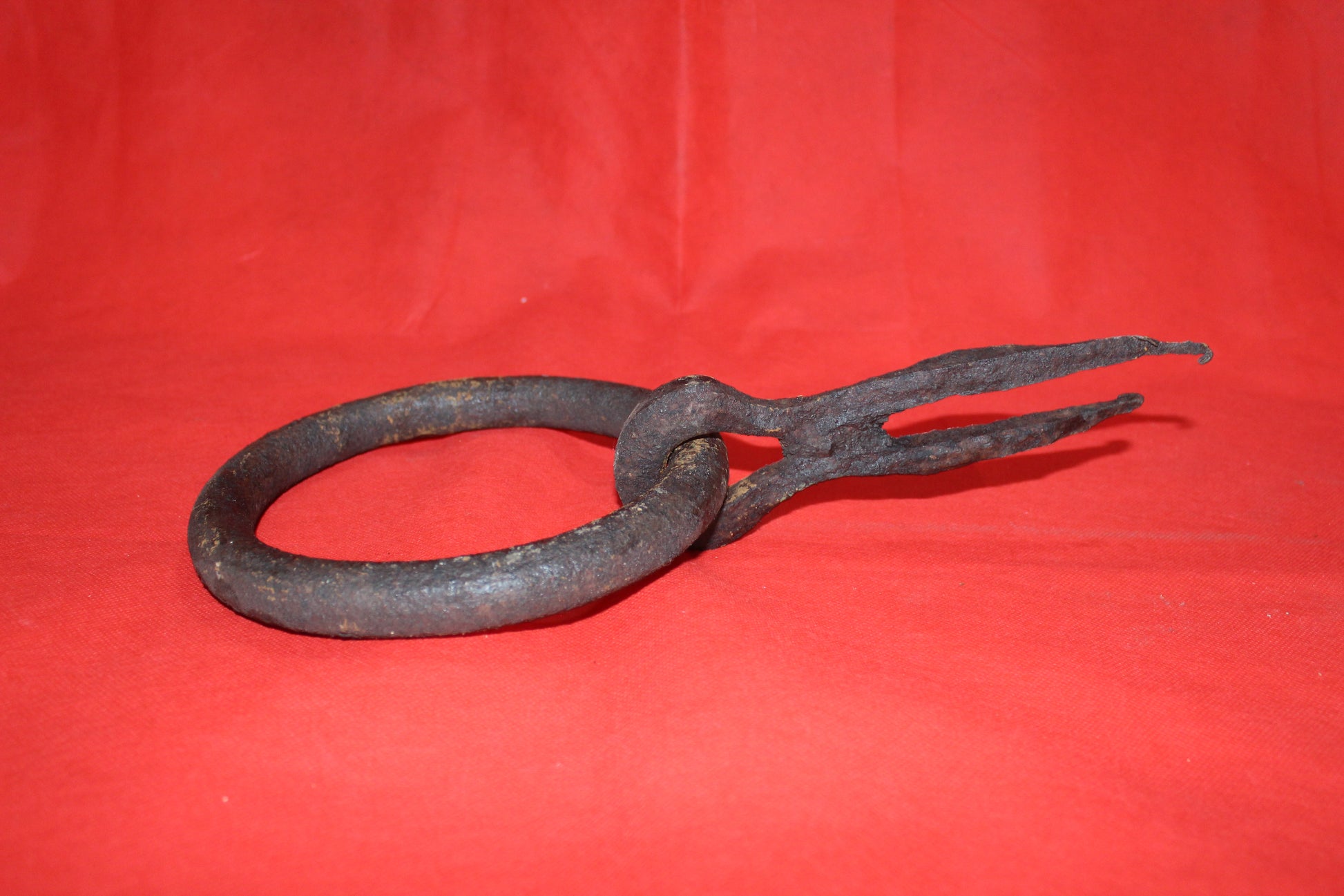 Argolla metálica de 18 cm con acabado antiguo y robusto, perfecta para decoración de estilo rústico o aplicaciones prácticas en el hogar.