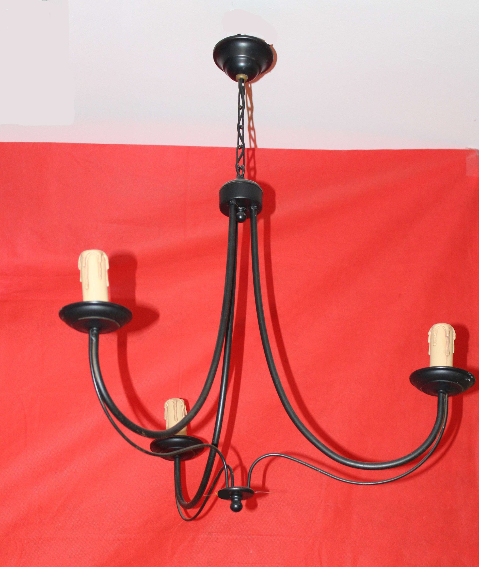 Lámpara de hierro de tres velas, estilo rústico - ideal para decorar salones vintage o casas rurales. Diseño colgante con acabado antiguo elegante.
