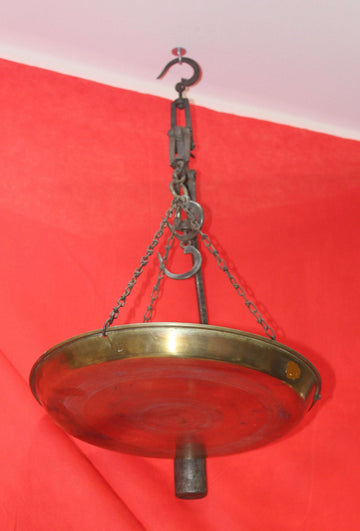 Romana de hierro con plato metálico colgante, en excelente estado de conservación. Ideal para decoración vintage o coleccionismo de antigüedades.
