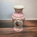Jarrón Porcelana Francesa | SÈVRES en tono rosa con diseño floral central y detalles en oro fino. Ideal para decoración elegante de interiores.