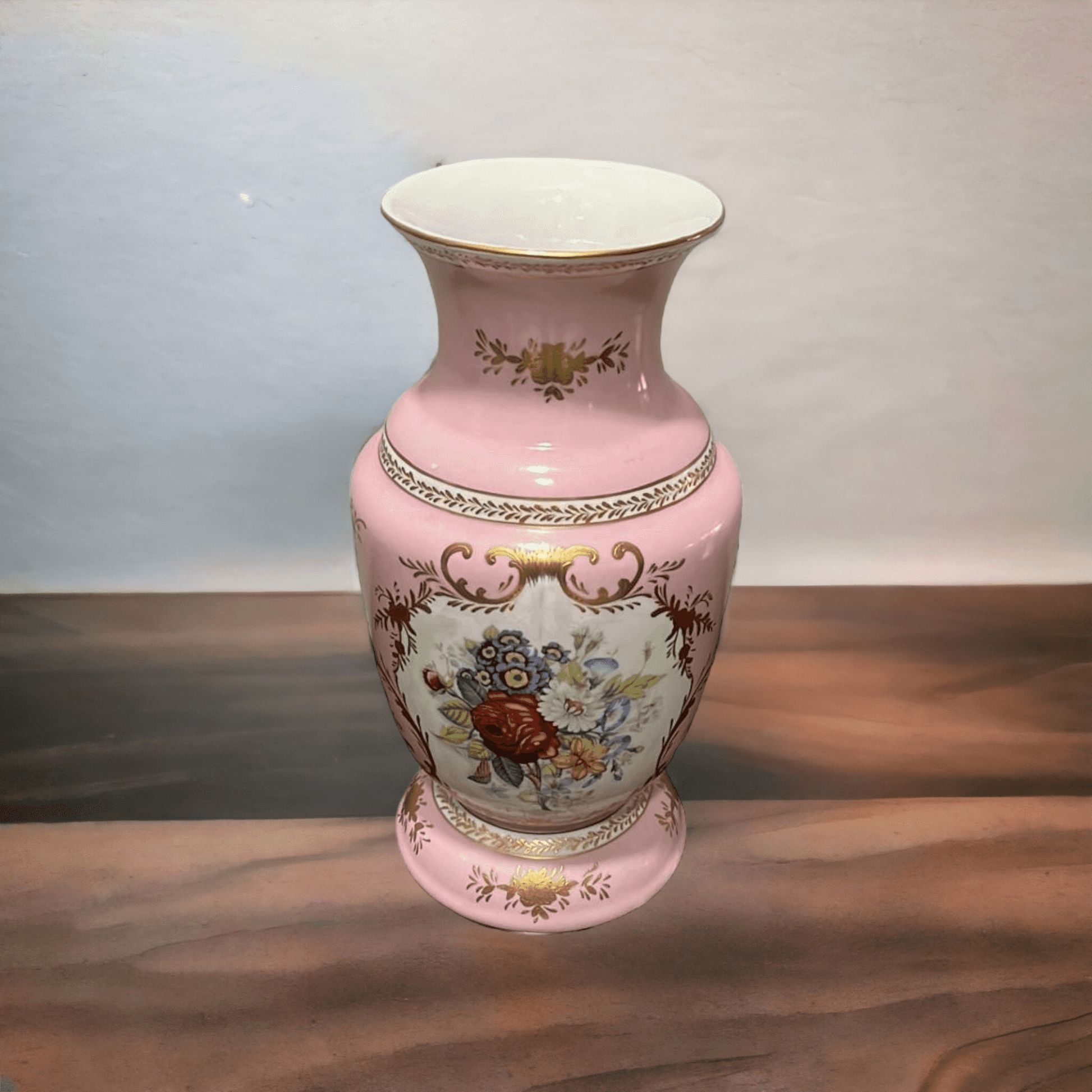 Jarrón Porcelana Francesa | SÈVRES en tono rosa con diseño floral central y detalles en oro fino. Ideal para decoración elegante de interiores.
