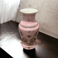 Vista trasera del Jarrón Porcelana Francesa - Jarrón | SÈVRES con ornamentación dorada sobre fondo rosa. Pieza decorativa de estilo vintage.