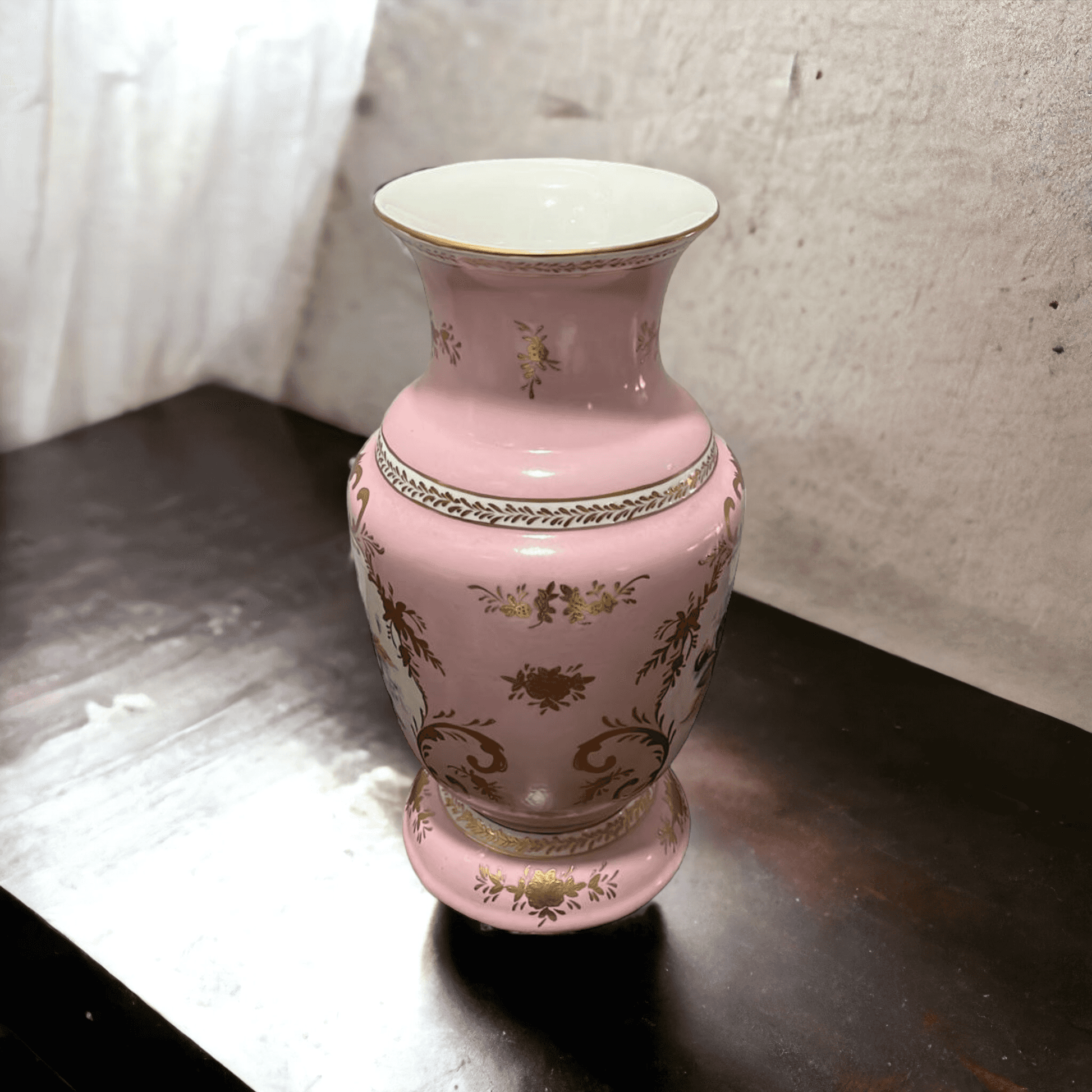 Vista trasera del Jarrón Porcelana Francesa - Jarrón | SÈVRES con ornamentación dorada sobre fondo rosa. Pieza decorativa de estilo vintage.
