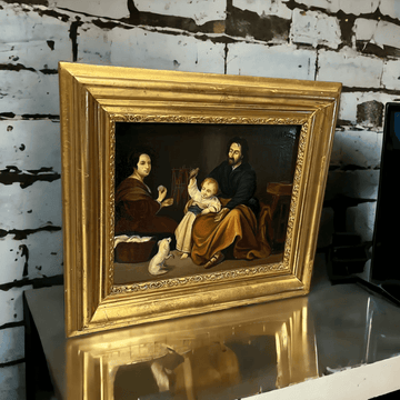 Este óleo sobre lienzo, que reproduce la icónica "Sagrada Familia del pajarito" de Bartolomé Esteban Murillo, está enmarcado en un marco dorado antiguo que realza su elegancia y valor artístico. Ideal para coleccionistas y amantes del arte sacro.