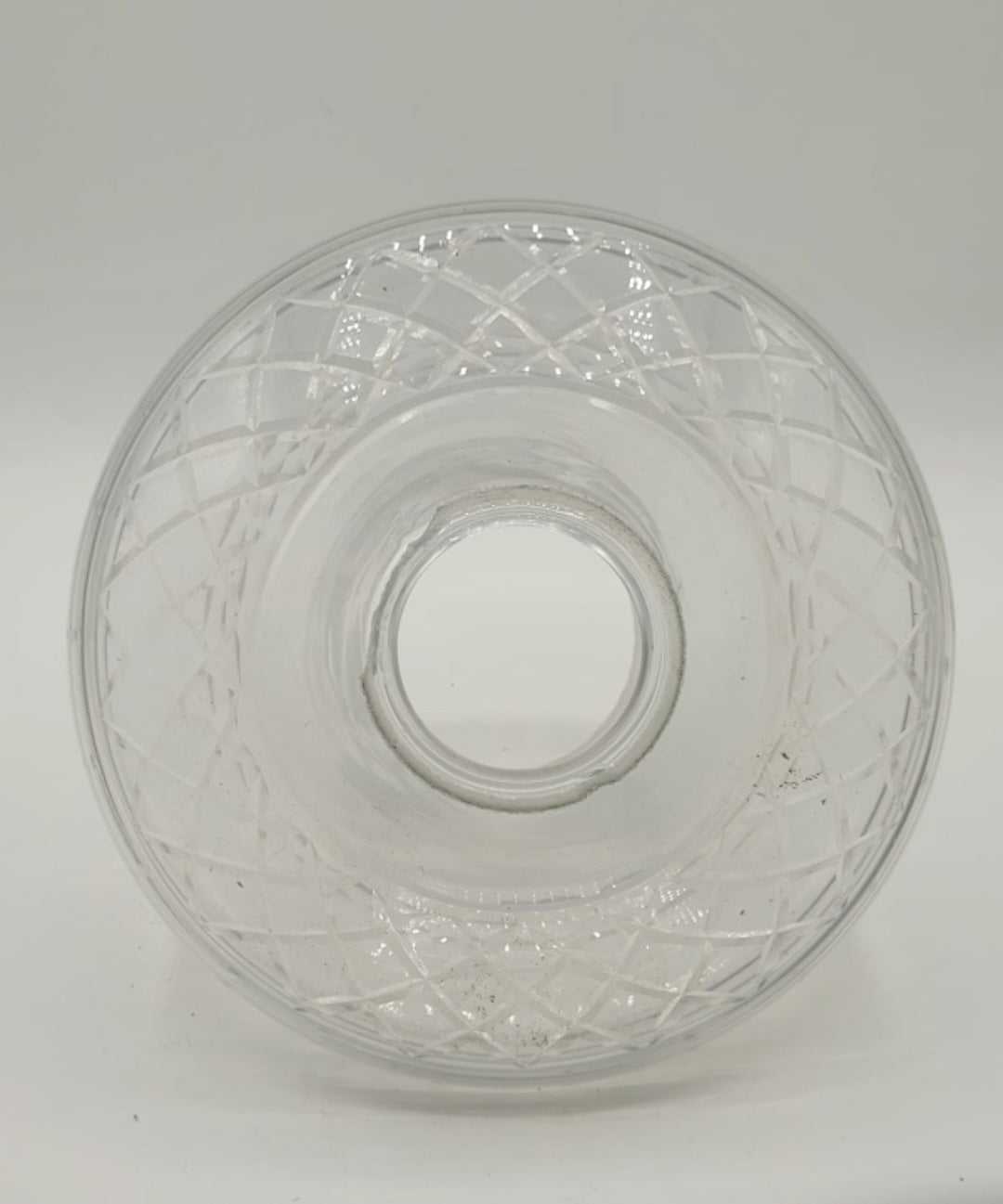 Tulipa de Cristal - Diseño Elegante con patrón de rombos grabado, ideal para lámparas decorativas en espacios clásicos o vintage.
