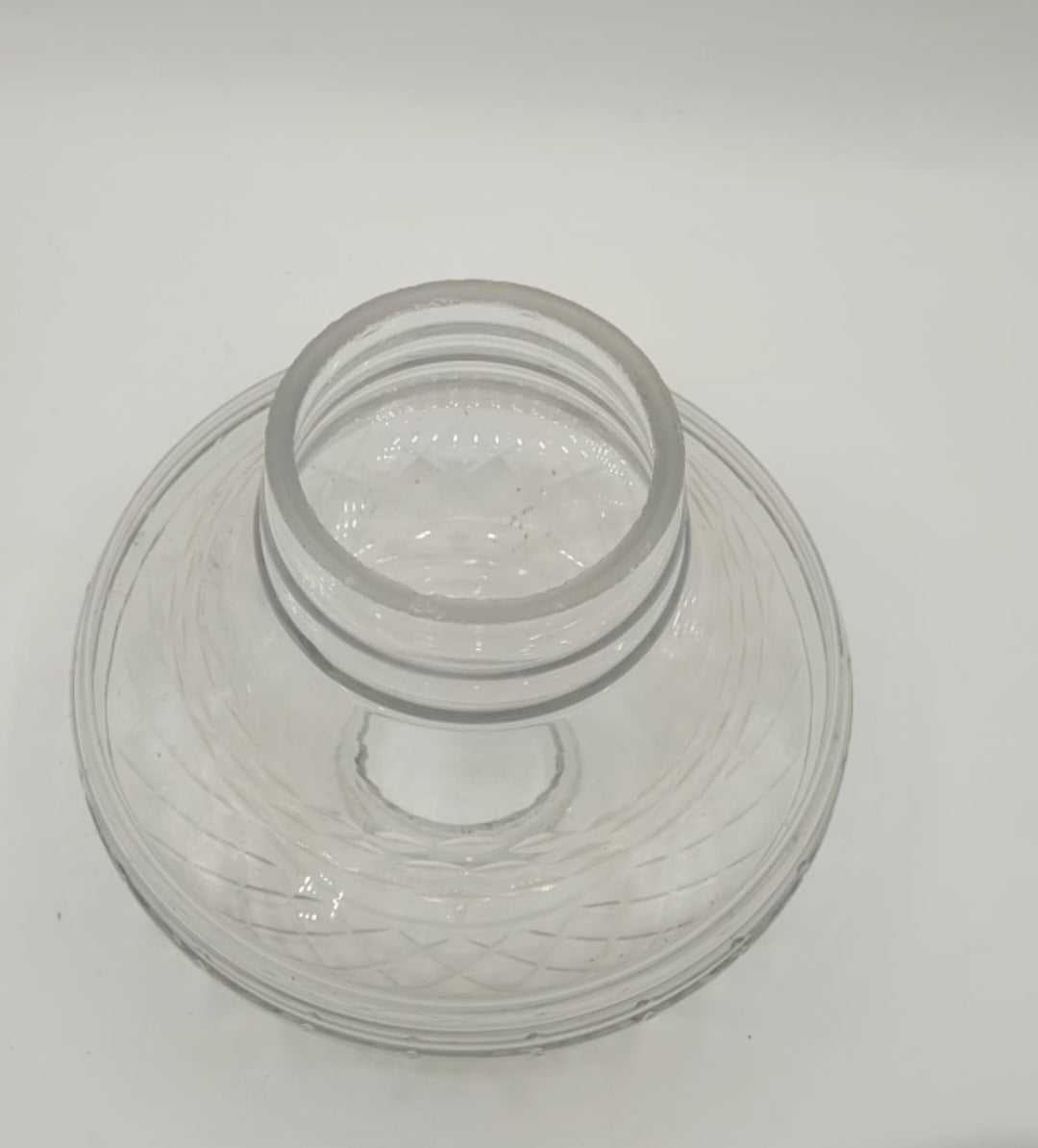 Tulipa de Cristal decorativa con acabado transparente y patrón grabado, ideal para lámparas de estilo vintage en el hogar.