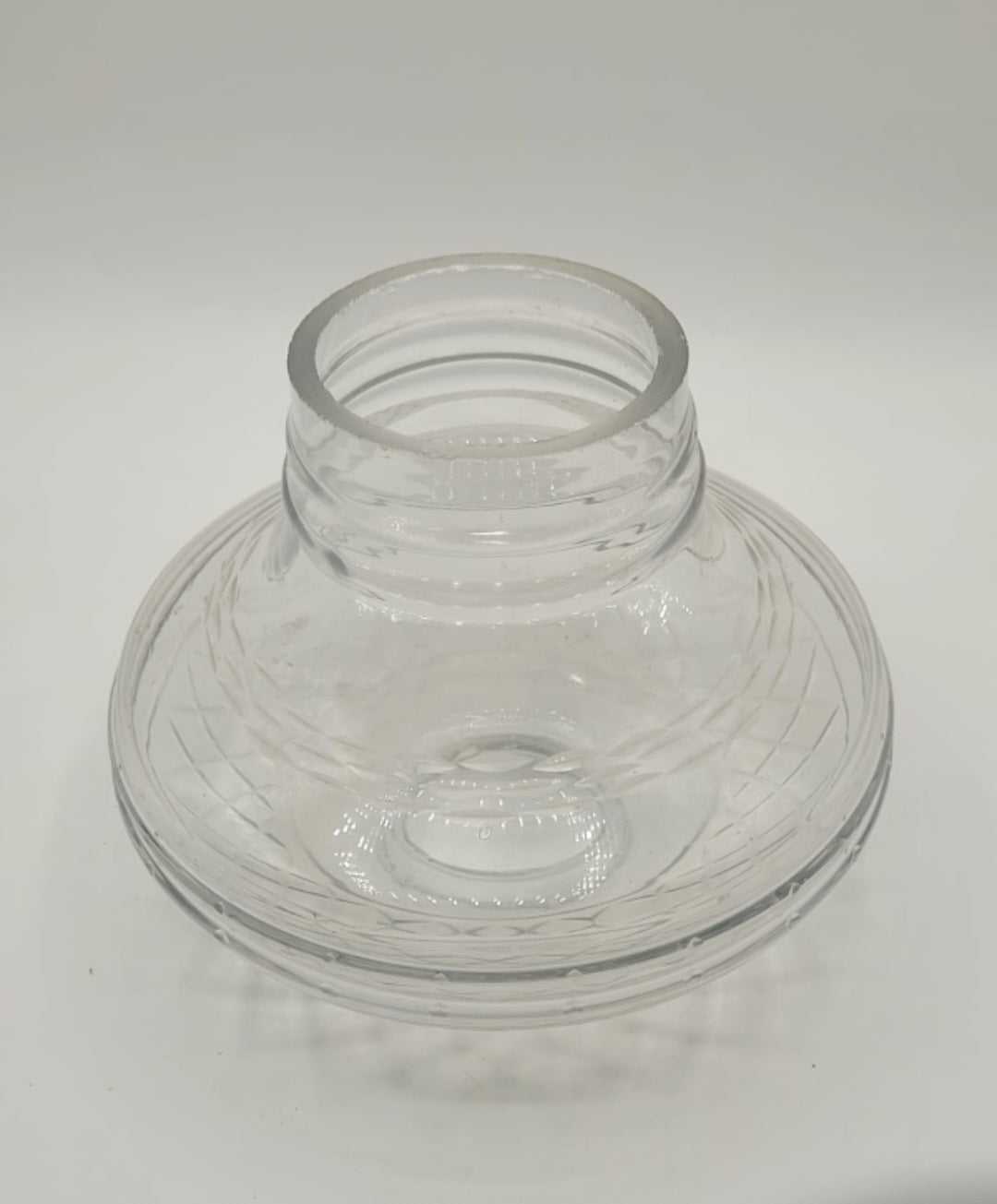Tulipa de Cristal – Artículo de Excelente Calidad con forma redondeada y cuello estrecho, perfecta para decoración de interiores.