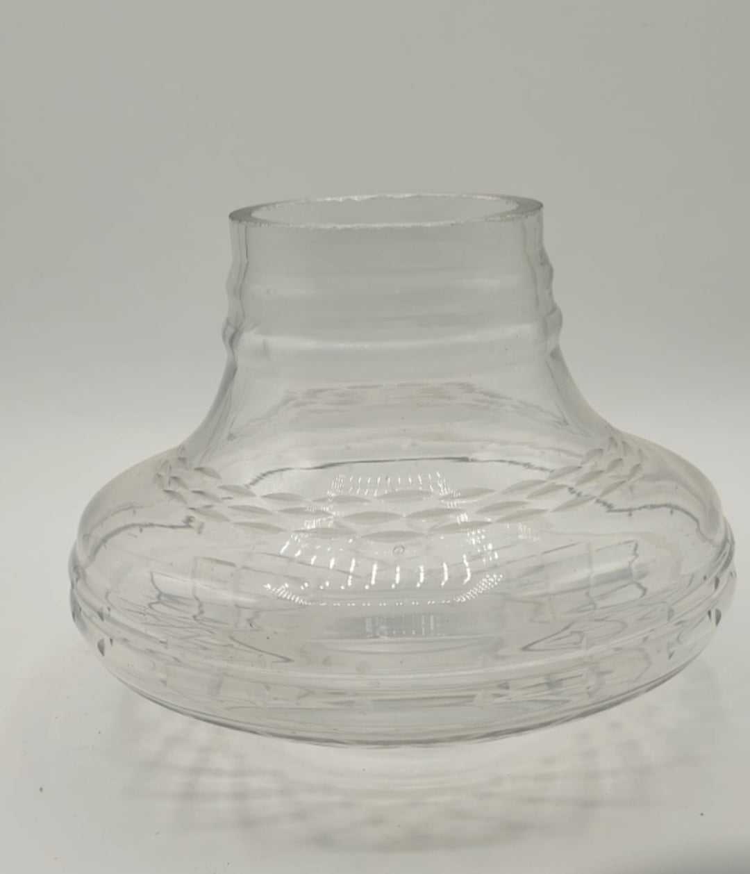 Tulipa de Cristal con diseño clásico y elegante, ideal para lámparas antiguas en ambientes sofisticados del hogar o jardín.