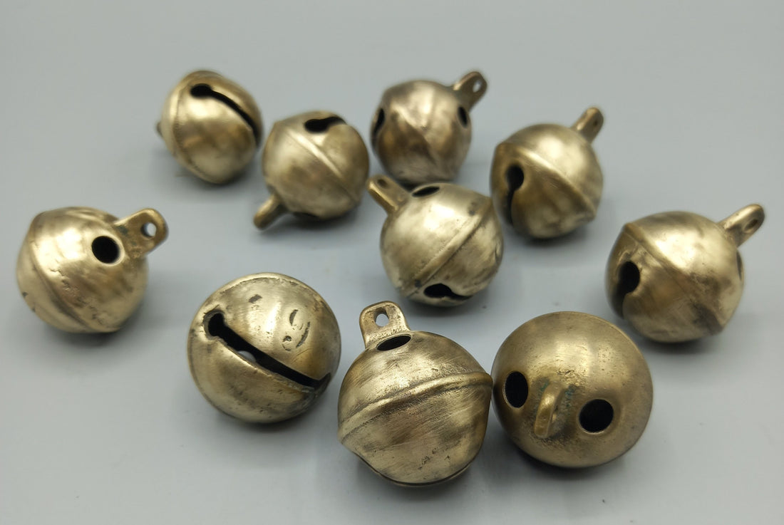Lote de 10 antiguos cascabeles de metal de 4 cm para decoración vintage, ideales para proyectos creativos en estilo rústico o navideño.